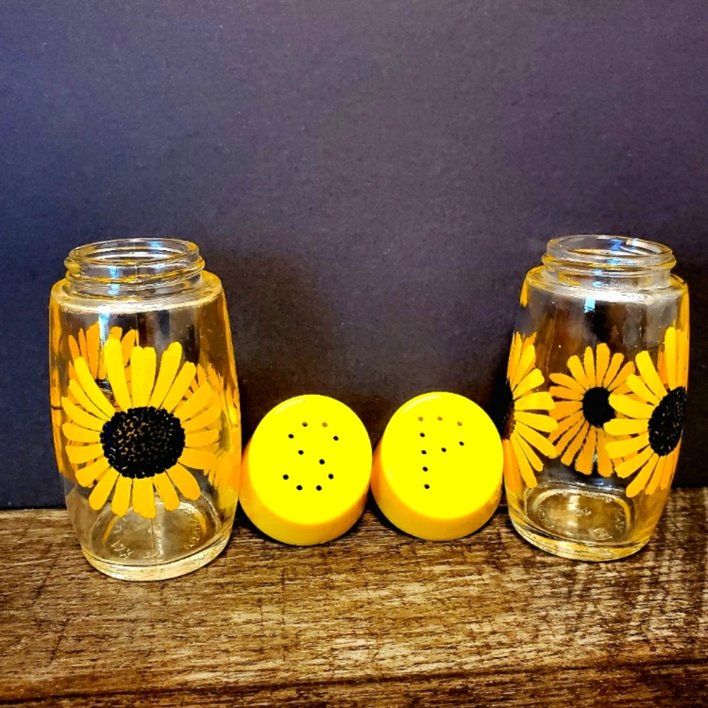 Vintage Sunflower Salt Pepper Shakers. Yellow. Clear. Van Pak. Canada.